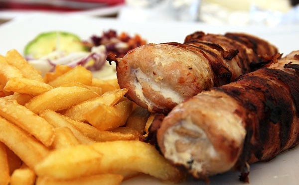 590 din za dve porcije rolovane punjene bele vešalice ili carskih ražnjića + dve lepinje u restoranu Srpska Trpeza! Popust 63%!